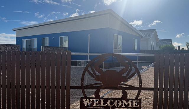 The Blue Swimmer-Lovely holiday home with distant sea views. Free Wifi!