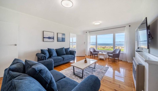 The Breeze @ Tennyson: Absolute Beachfront Escape