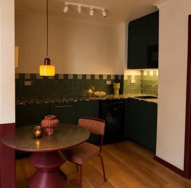 The Bron Apartment - newly renovated, designer stay