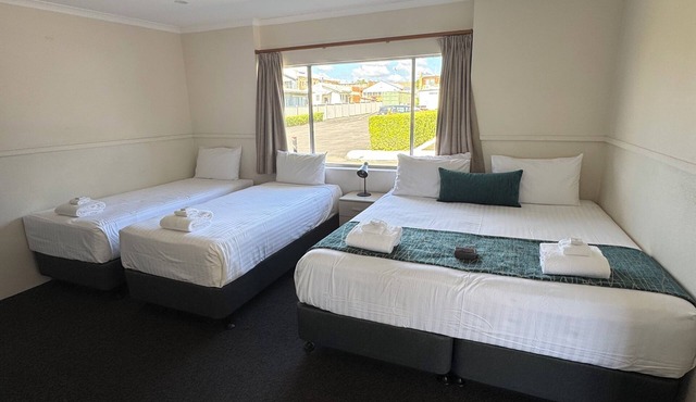 The Commercial Hotel Motel