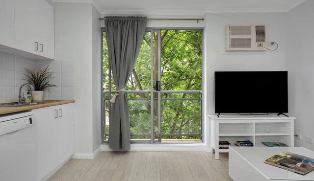 The Crows Nest Spacious Studio with Balcony