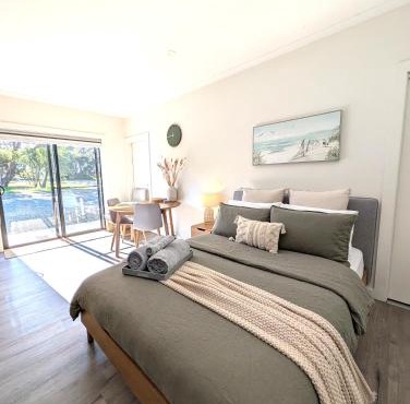 The Duck House: Modern, Rural, 3 min drive to town