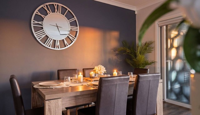 The Gledswood Residence | Luxury 4BR Sleeps 10