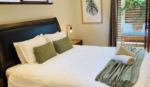 The Green Room. Self Contained King Suite on a beautiful property.