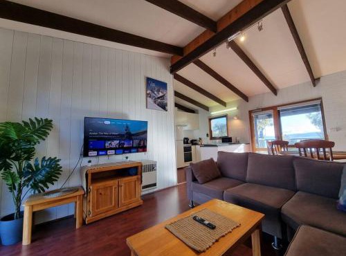 The Hideout - Lake Views & Balcony w BBQ I Central Location I Wi-Fi I Smart TV - By HappyHosts