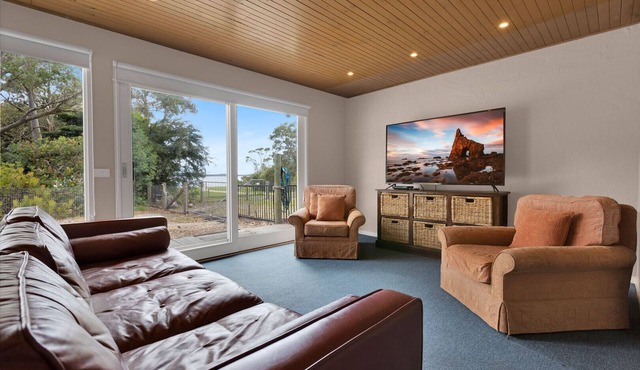 The House - Waterfront Retreat: Secluded lodges perfect for nature lovers