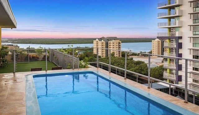 The Midas Touch | Rooftop Pool & Free Parking