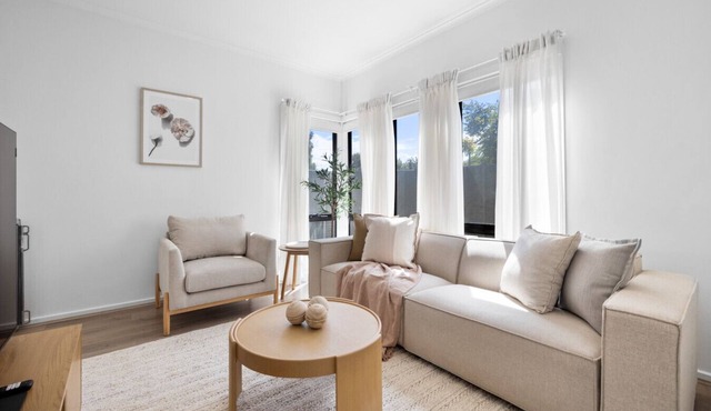 The Oak Grove - Stylish Retreat between Beach & CBD