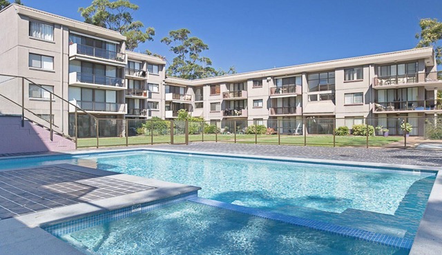 The Poplars, 15,36 Magnus Street - Unit in a great complex with a pool and close to town