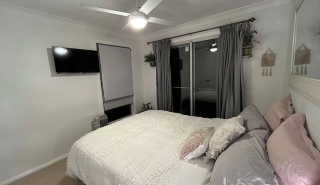 The She Shack Cooma. Light filled, woodfire snow or workers accommodation