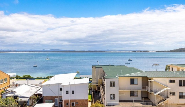 The Shoal, 508, Bullecourt St - stunning views, air con, lift and Wi-Fi