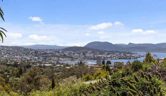 The View 2 bed unit with stunning Hobart outlook