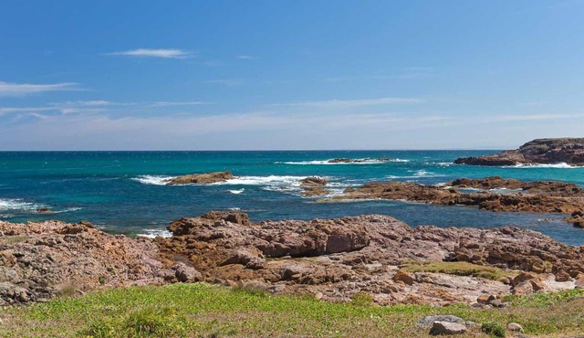 The Whale Watcher, 1/6 Birubi Lane - waterfront unit with stunning views, level access