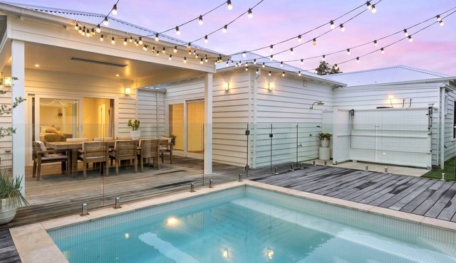 The White House - Pet Friendly with Heated Swimming Pool