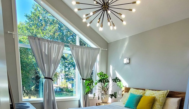 The Yellow Door Retreat. 3 Ensuite Full Baths. in Edmonton