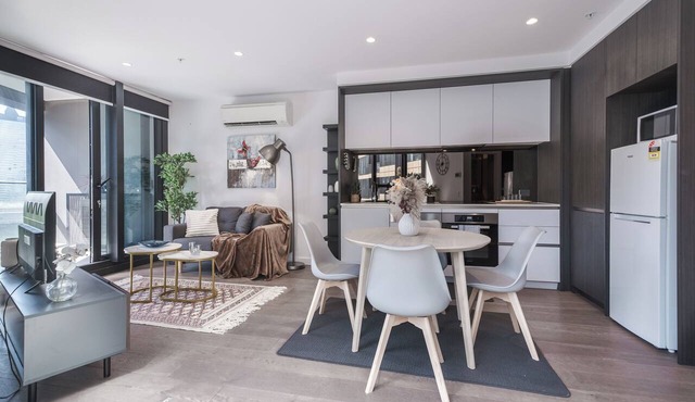 This apartment is a 1 bedroom(s), 1 bathrooms, located in Docklands, VIC. in Docklands