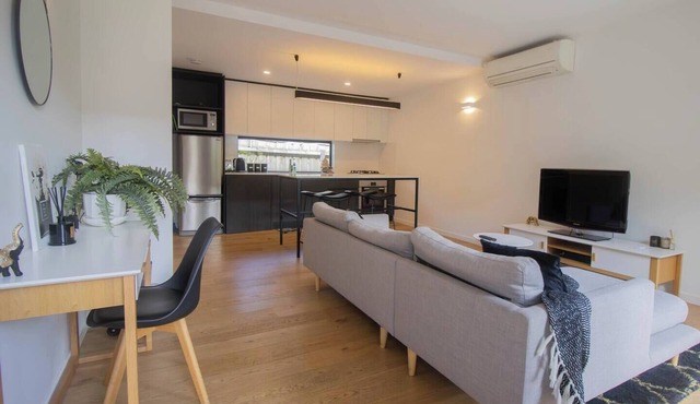 This house is a 2 bedroom(s), 1 bathrooms, located in Lake Wendouree, VIC.