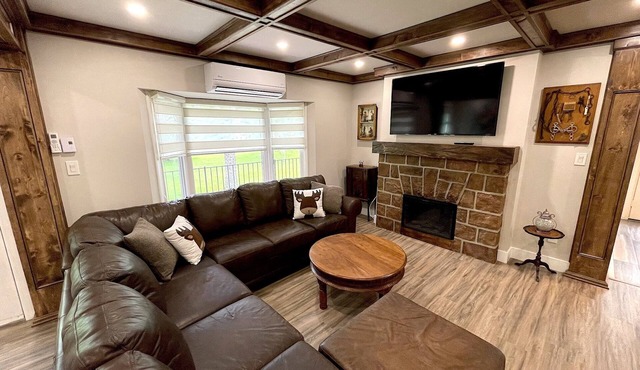 "Tiffany" Cottage w/Hot Tub & Barrel Sauna in Washago