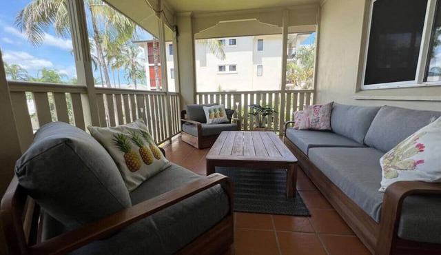 Tiki Dreams: Charming Cairns Retreat with Pool, Balcony & Easy Access to the City Center