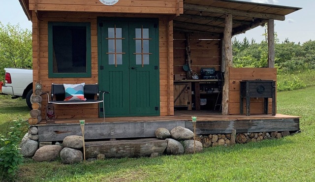 Tiny Oaks Cabin Cozy and private with sleeping loft, walking distance to lake! in Quinte West