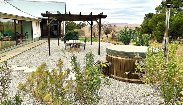 Tiverina Park | Luxury Country Escape, Hot Tub, Games Room & Sunsets