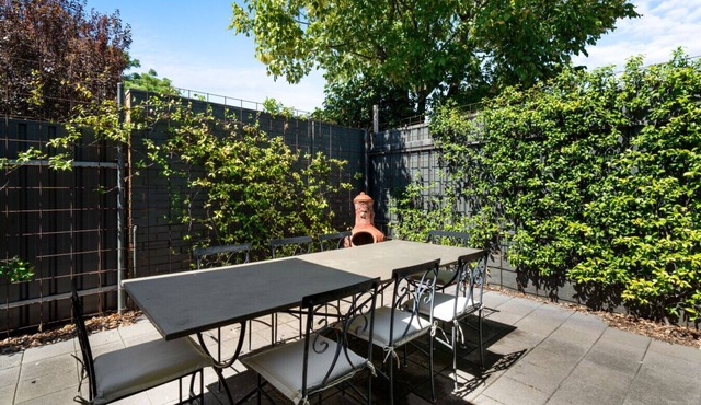 Toorak Escape—Serene Stay near Burnside Village