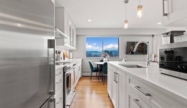 Top floor 1 bedroom Kitsilano apartment with ocean views in Vancouver