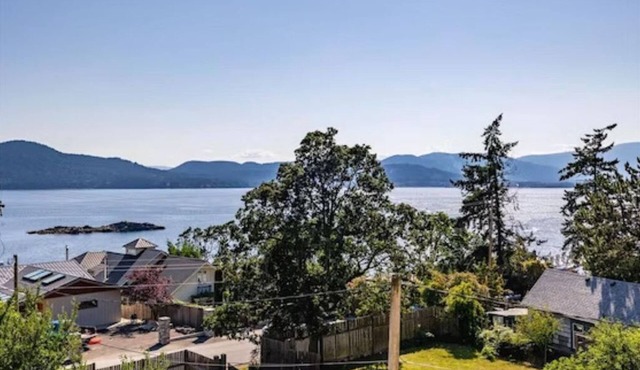 Top floor oceanview suite, 5 minute walk to beach! in Salt Spring Island