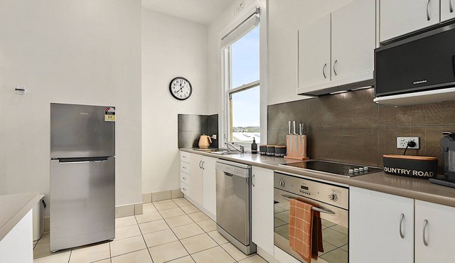Top of the Town: 2 BR, 1 BA House in Launceston, Sleeps 6