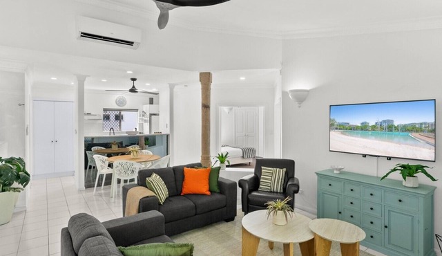 Townhouse with Shared Pool, 2 Ensuites & Secure Parking
