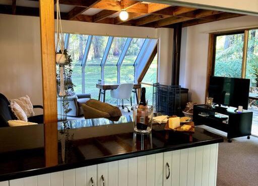 Tranquil getaway amidst nature in Icy Creek