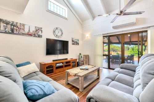 Tranquil Townhouse HUGE Pool & Golf Course views in Casuarina