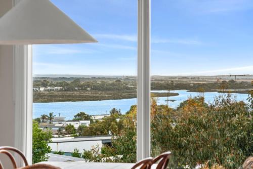 Tyntynder Coastal Beach House with Panoramic Views and Stunning Sunsets