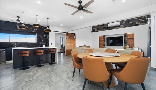 Ultra Modern Luxury Retreat with Pool in Northcrest Estate, sleeps 9