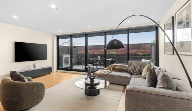 Ultralux City Townhouse with Parking, Gym + Views