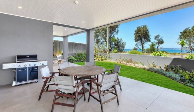 Umina Beach-Front Luxury - Air-Con - Alfresco Dining + BBQ - Wi-Fi