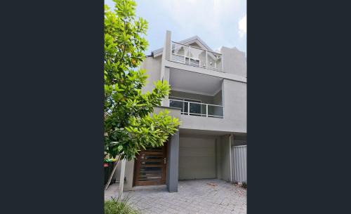 Urban Retreat CBD Perth House 4BR 3BA 2PK SLEEP 8!