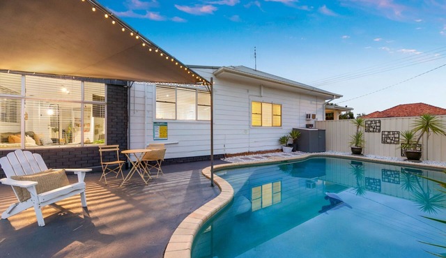 Vino Poolhouse - Relaxing Getaway with Pool, BBQ & Firepit