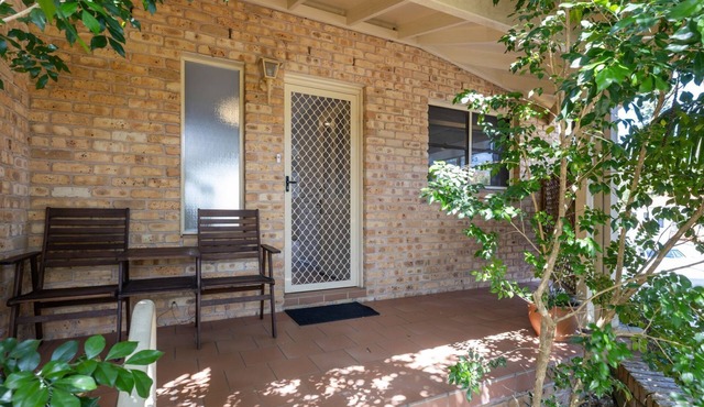Walk, Relax, Enjoy - stylish townhouse, steps from beaches and shops