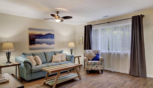 Walking Distance to Mara Lake, 1 Bedroom, Sleeps 2, 1 Bath in Sicamous