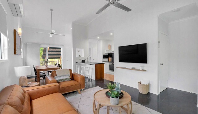 Wallaby Outlook- Tranquil Trinity Beach Retreat | Pool, Balcony & Nature Views