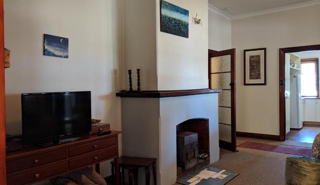 Walnut Cottage - 2 bedroom pet friendly country cottage
