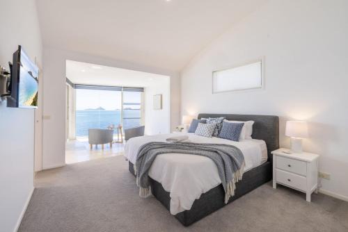 Wanda Beach Waterfront , 161 Soldiers Point Rd - waterfront, air con, linen, Wi-Fi
