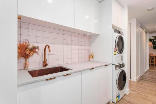 Waterfront 4BR Pool, BBQ & Currumbin Alley