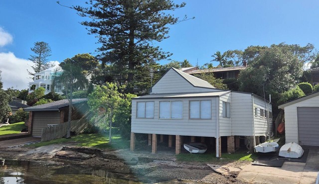 Waterfront cottage on lake Macquarie. Enjoy fishing, boating and swimming.