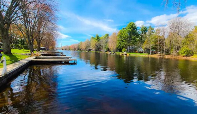 🌊Waterfront Cottage w/Dock, 🔥Hot Tub & Sauna | Fishing & Boating | Sleeps 8 in Washago