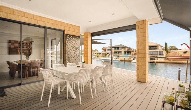 Waterfront Halls Head Retreat – Sleeps 8, Spa & Home Theatre