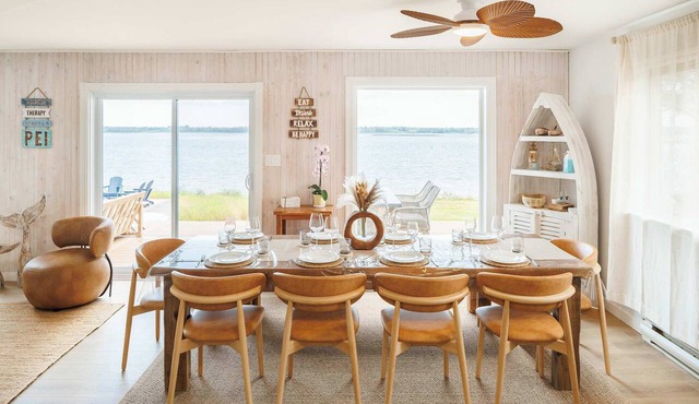 Waterfront renovated Cottage with heated Pool in Mount Stewart
