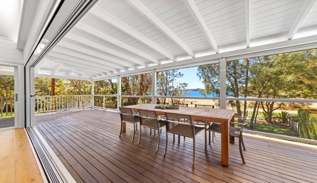 Waterfront, sleeps 12 in Pearl Beach