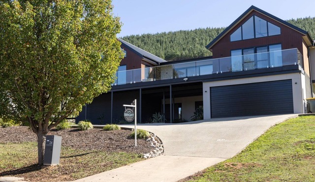 Welcome to 24 Mountain Mist a modern property with entertaining and relaxation at its best